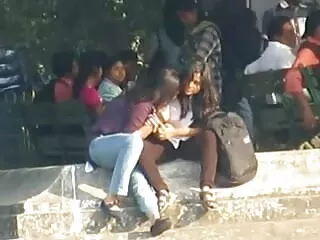 लंबे बालों के साथ पर्की गोरा एक बड़े दिलवाले सेक्सी वीडियो फुल मूवी एचडी से मिलता है